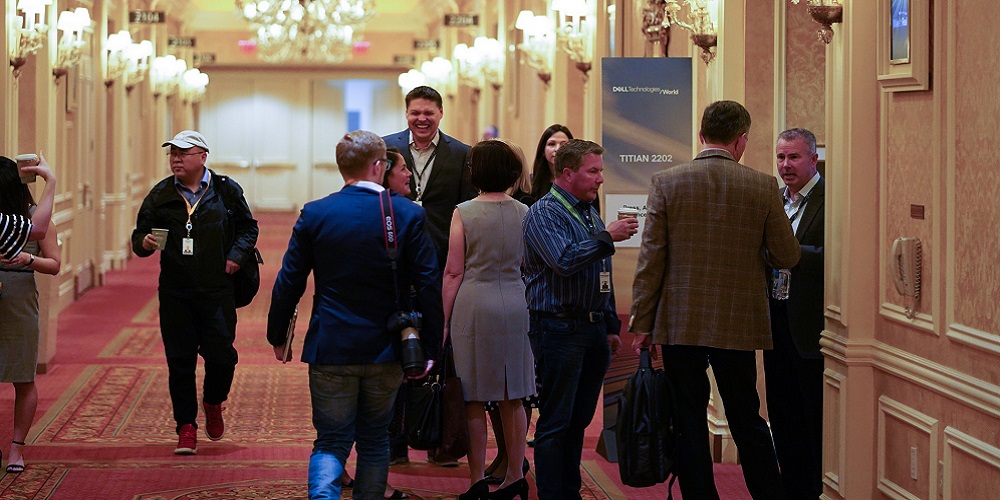 group of people in hallway at Dell Technologies World 2018